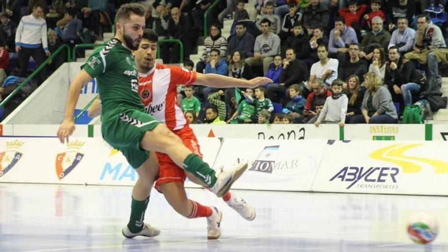 Franklin trata de arrebatar el balón a Rafa Usín en el partido de ayer.