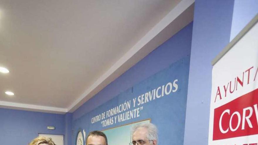 Mar Serrano, Iván Fernández y Rafael Alonso, con el cartel.