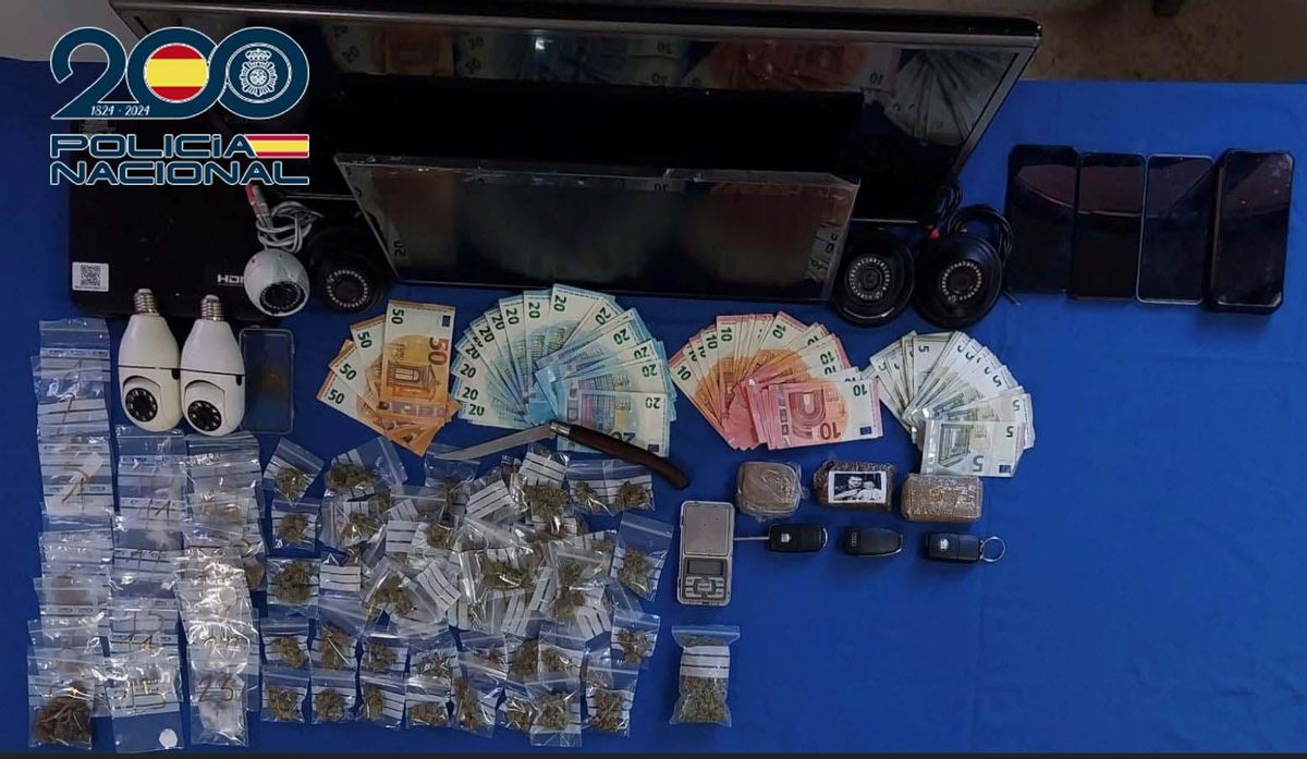 Droga, dinero y otros útiles incautados al presunto grupo criminal.