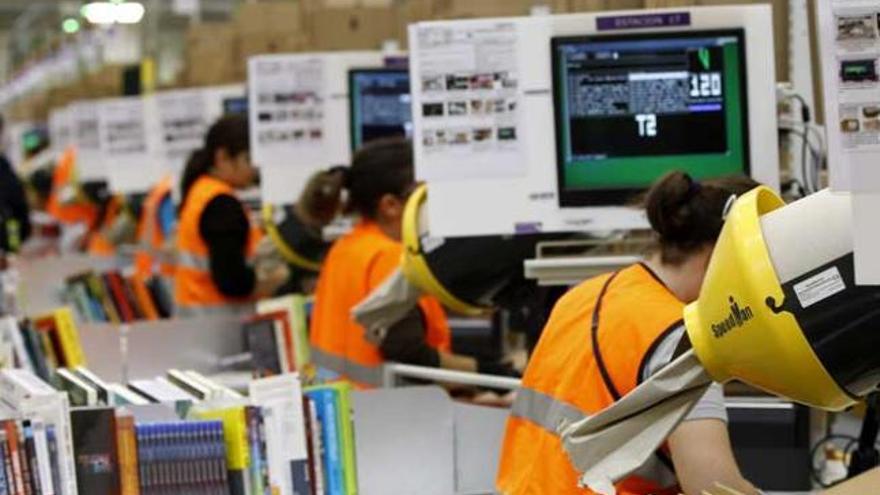 Trabajadores de Amazon en su puesto de trabajo.