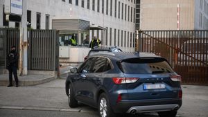 El coche en el que llega Begoña Gómez en la entrada de los juzgados de Plaza de Castilla.