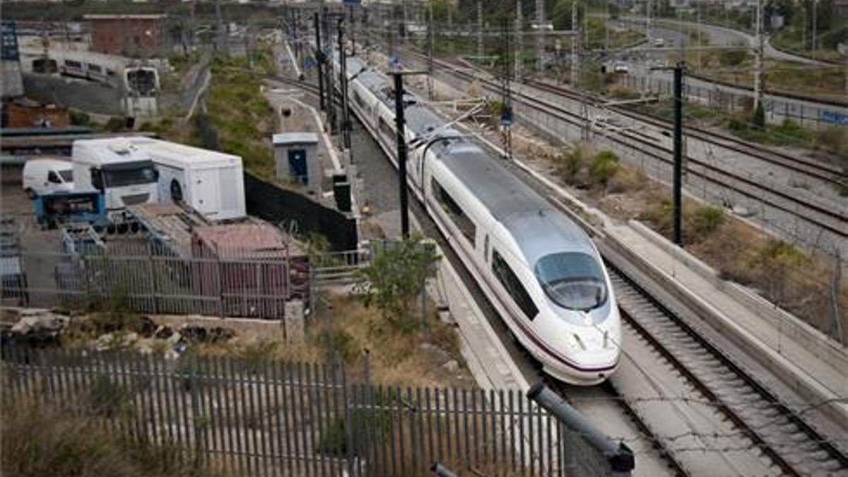 Tren AVE de Renfe en su entrada a la ciudad de Barcelona