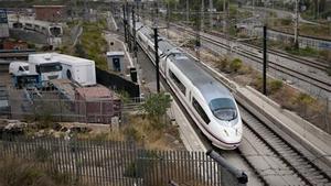 Tren AVE de Renfe en su entrada a la ciudad de Barcelona