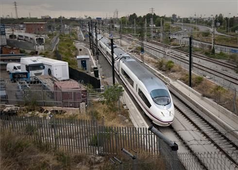 Tren AVE de Renfe en su entrada a la ciudad de Barcelona