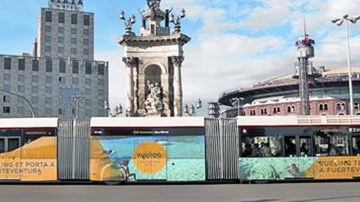 Pieza única 8 El autobús biarticulado que TMB compró para la línea H12, en noviembre del año pasado, a su paso por la plaza de Espanya.