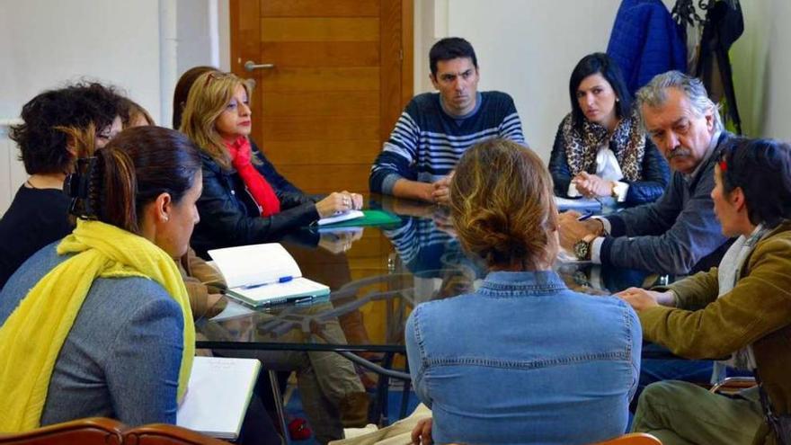 El alcalde en su reunión con los representantes de las ANPAS. // Fdv