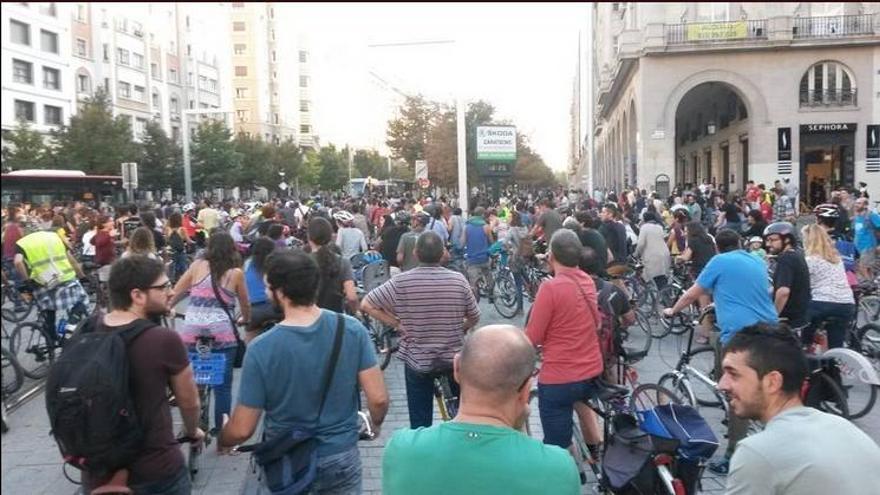 Cientos de ciclistas piden una solución a la prohibición de circular por las aceras