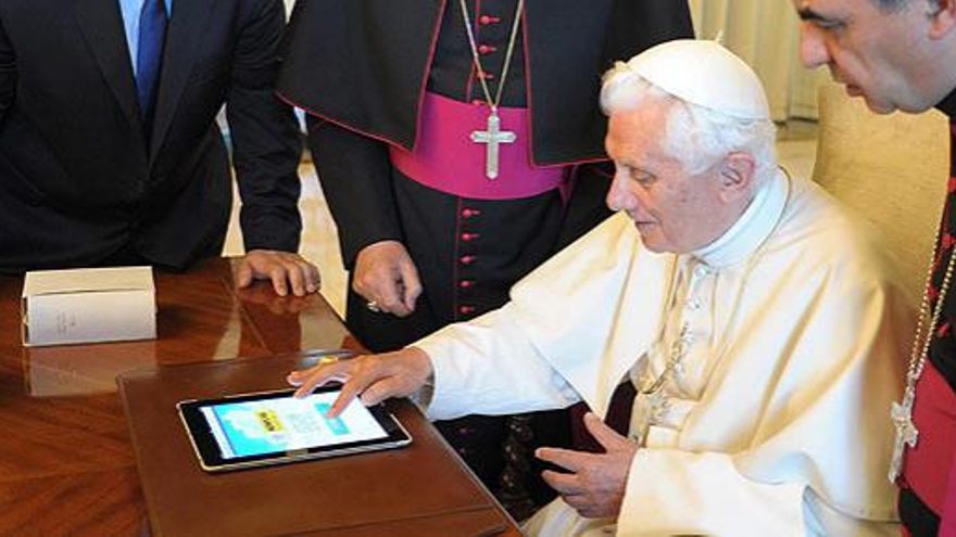 El Papa, este miércoles, utilizando un iPad en el Vaticano