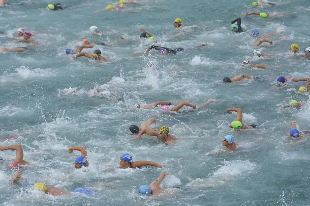 La temperatura del agua, muy fría, condicionó la prueba, en la que participaron 353 nadadores. Simón Cotelo y Aroa Silva fueron los reyes del podio.