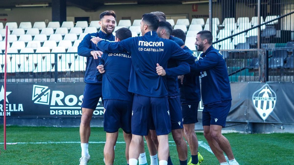 La plantilla del Castellón, durante el entrenamiento previo al Alcoyano-Castellón.