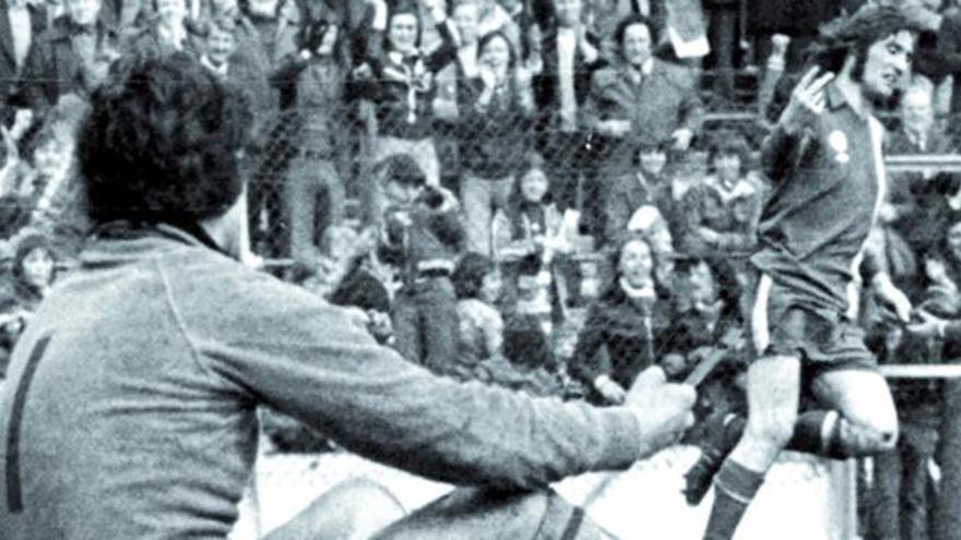 Friday hace un gesto despectivo a un portero después de marcarle un gol. // FDV