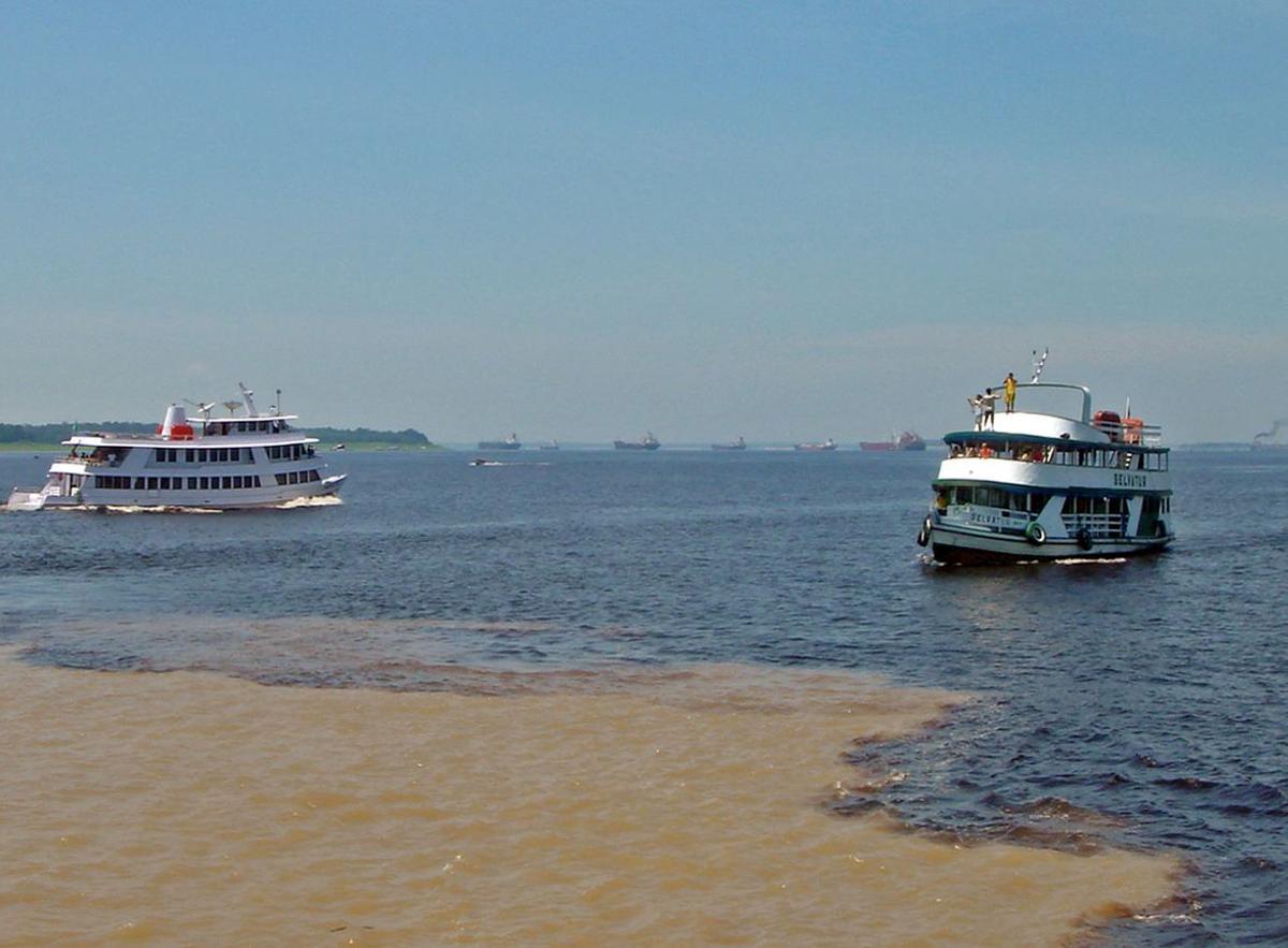 El 'encuentro de las aguas', cerca de Manaus, es la confluencia del río Negro, de aguas más oscuras, con el río Solimões, de aguas más claras.