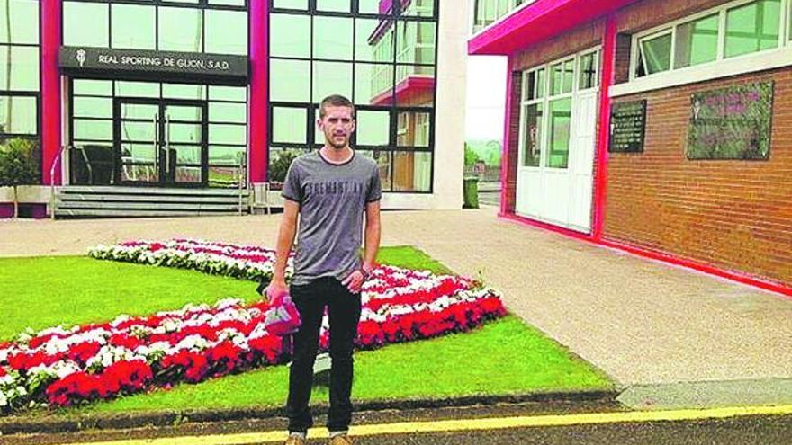 Alberto Benito, ante a las oficinas de Mareo, tras firmar su compromiso con el Sporting.