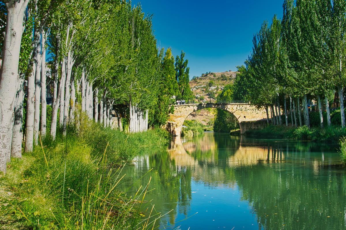 Puente medieval de piedra que cruza el río Tajo en Trillo, Guadalajara