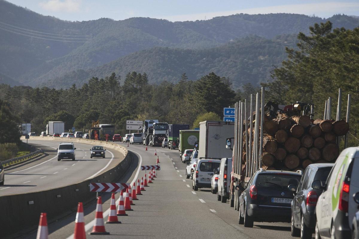 Imatges de l'accident entre dos camions a l'Eix Transversal, a l'alçada de Santa Coloma de Farners Imatges de l'accident entre dos camions a l'Eix Transversal, a l'alçada de Santa Coloma de Farners