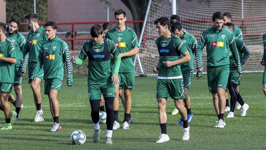 Los jugadores del Elche, durante un entrenamiento