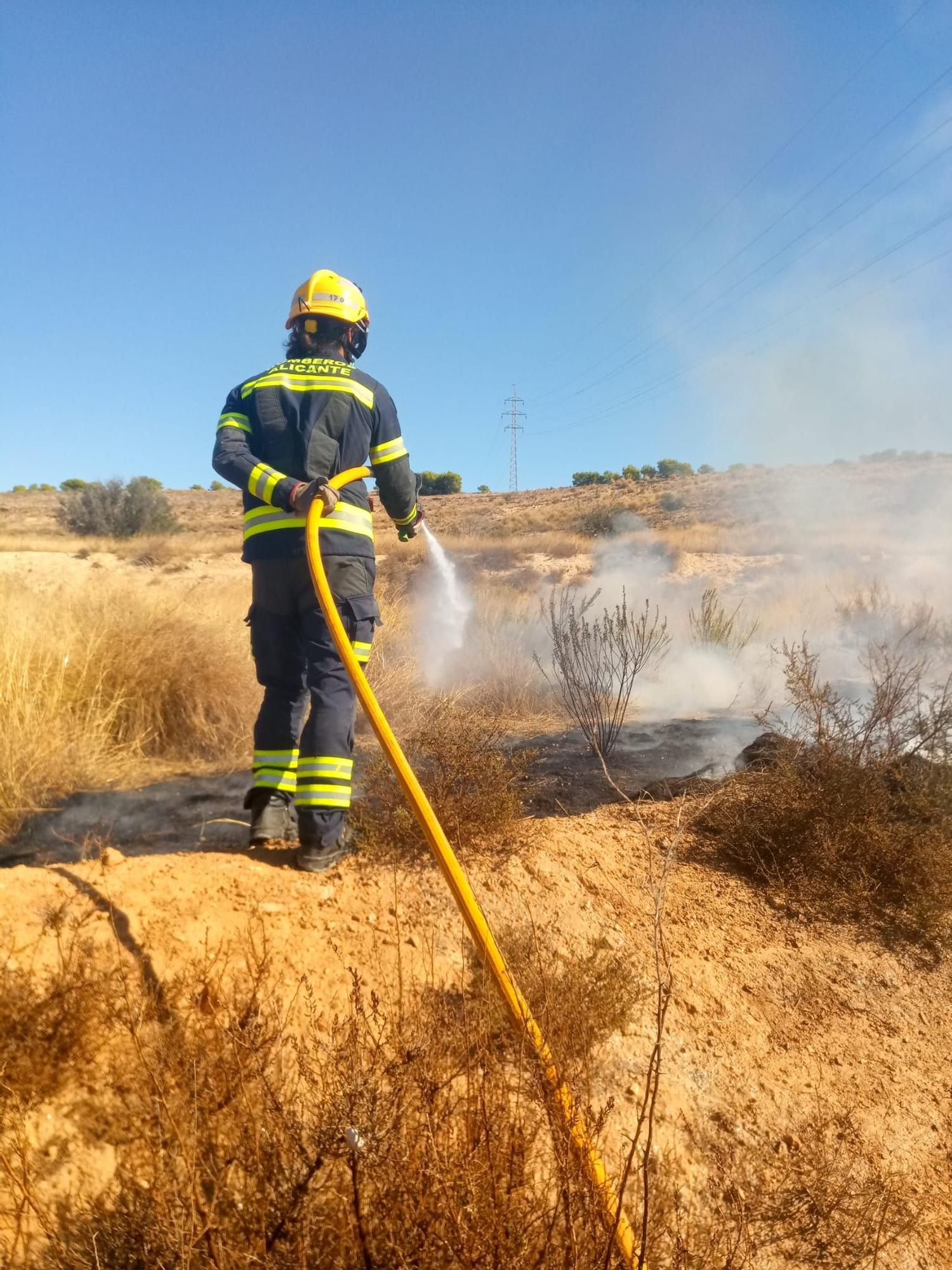 Los Bomberos extinguen un incendio en la sierra de Fontcalent