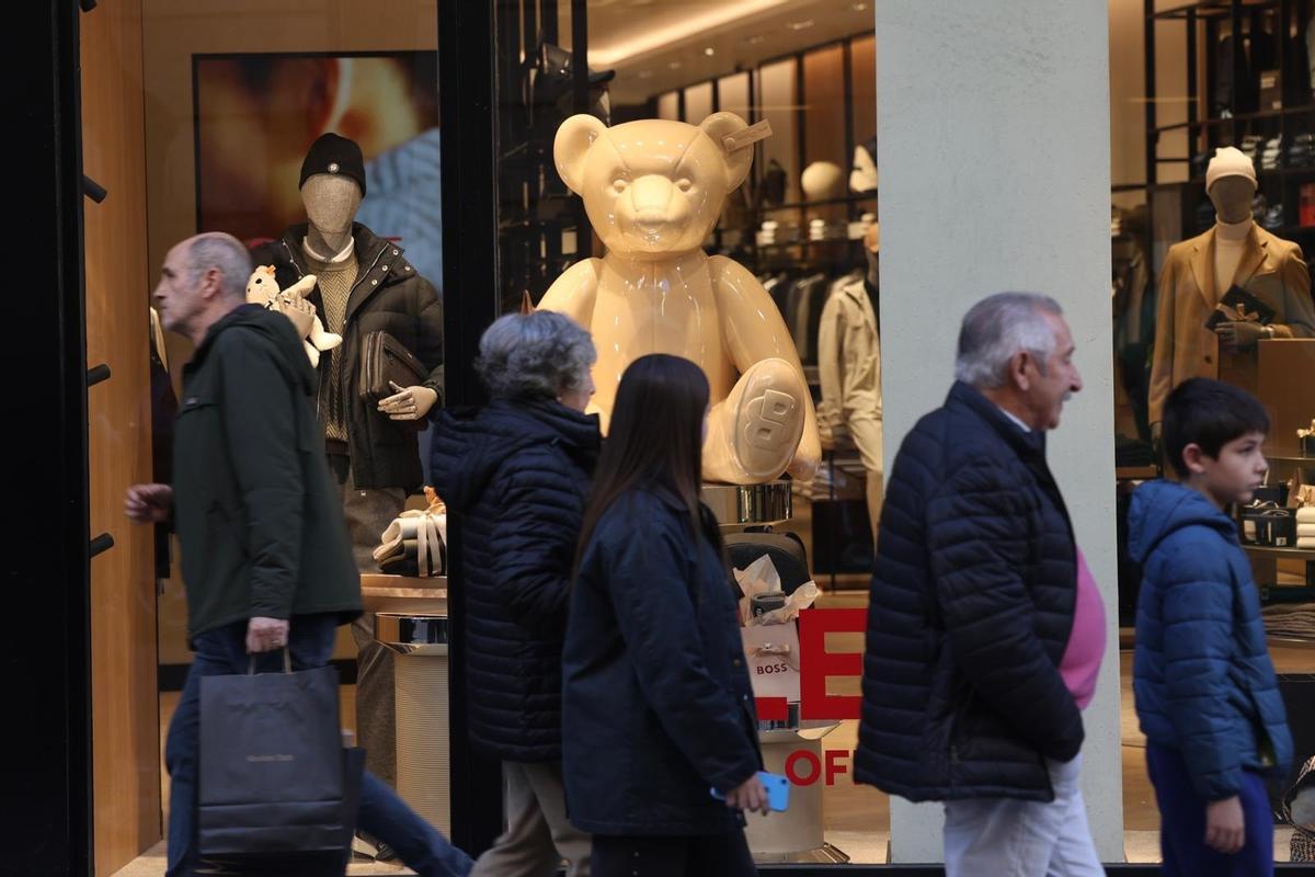 Ambiente de compras navideñas en el centro de València.