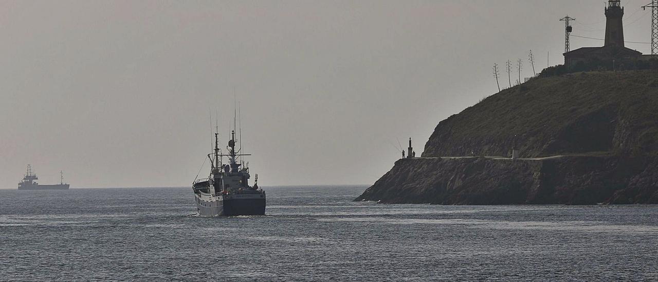 Un pesquero, en la bocana de la ría, donde comenzarán los trabajos de dragado este fin de semana.