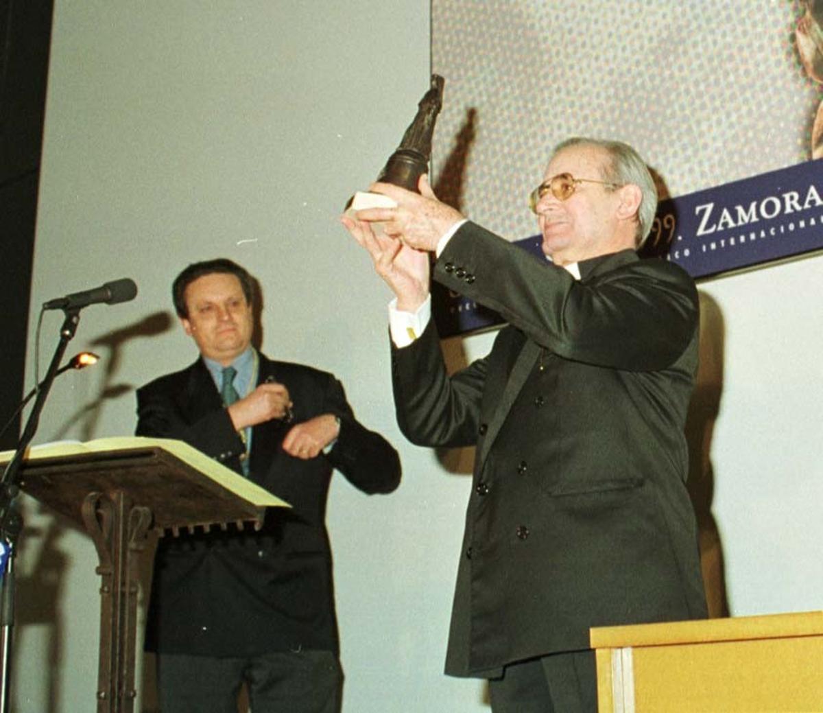 Dionisio Alba entrega el Barandales de Honor a Jerónimo Aguado.