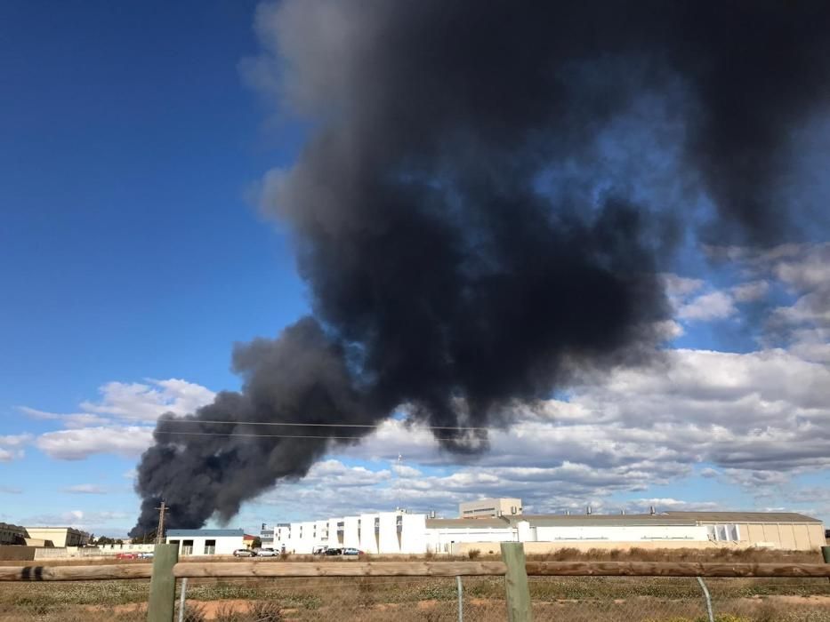 Un incendio arrasa una empresa de regalos en Manises