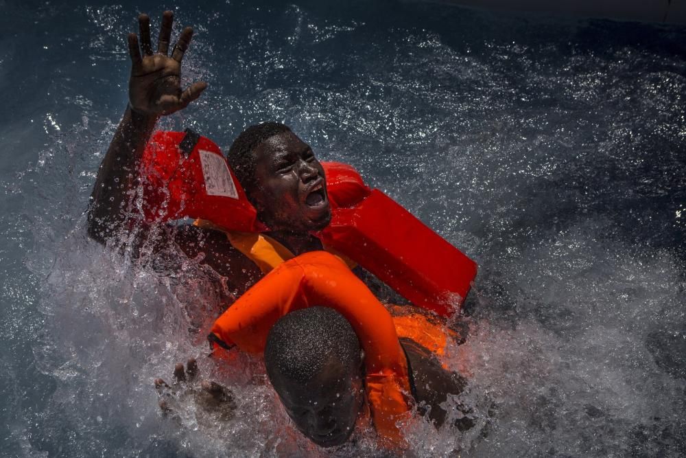 Immigrants en alta mar entre les costes de Líbia i Itàlia