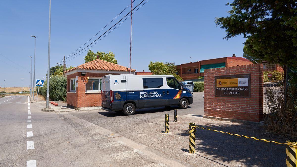 Entrada de un furgón policial por el acceso al centro penitenciario de Cáceres.