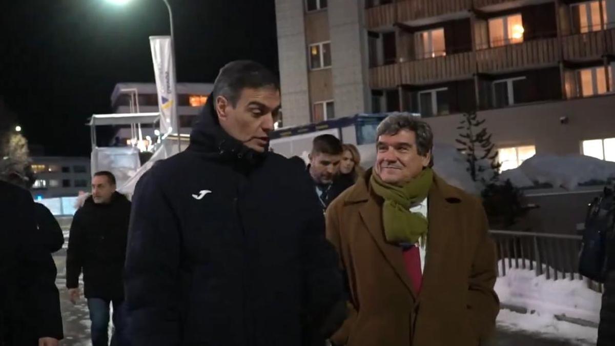 Captura del vídeo en el que Pedro Sánchez aparece vestido con un abrigo de la marca Joma.