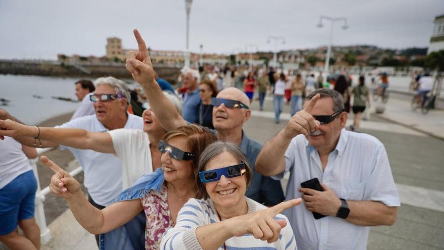 Gijón vivió un eclipse a medias, pero no faltó el bullicio