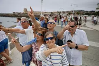 Gijón vivió un eclipse a medias, pero no faltó el bullicio