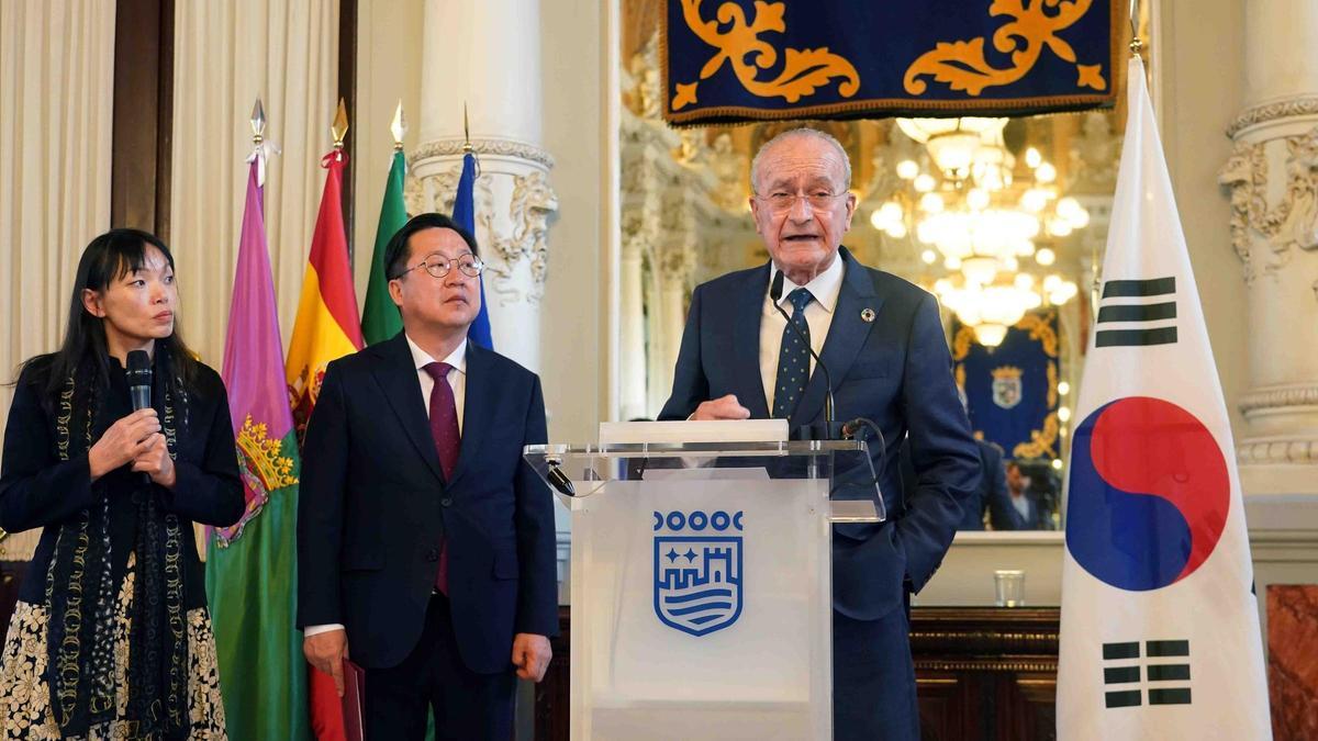 El alcalde de Málaga, Francisco de la Torre, y el alcalde de la ciudad metropolitana de Daejeon (Corea del Sur), Jang Woo Lee.