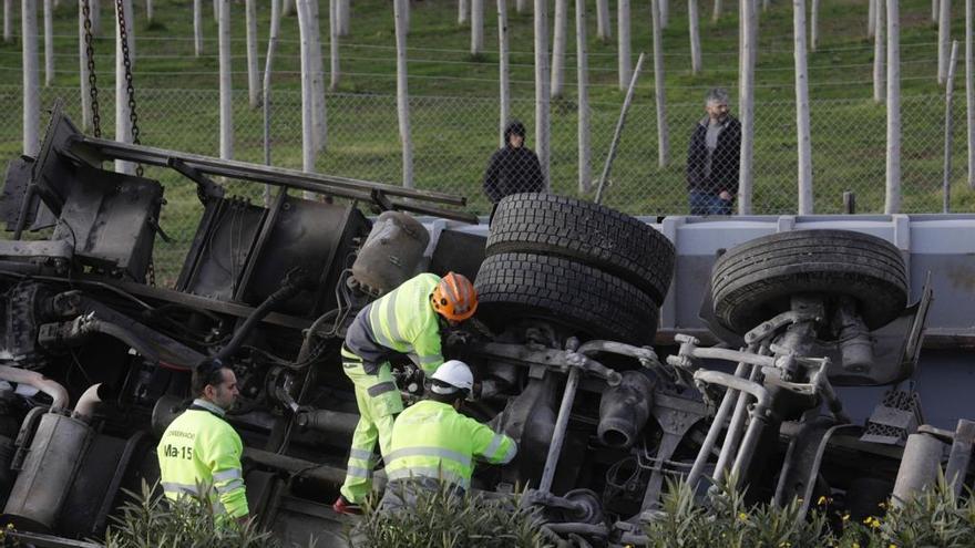 Un camión vuelca en la carretera de Manacor