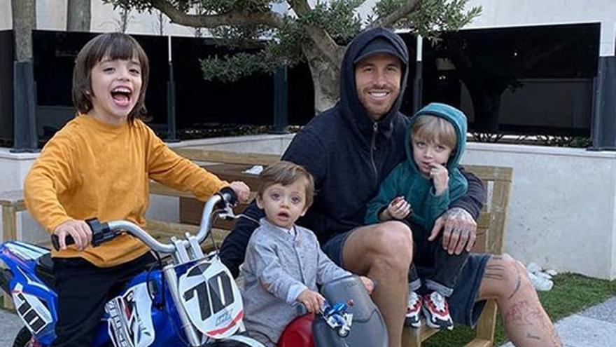 Sergio Ramos, junto a sus tres hijos.