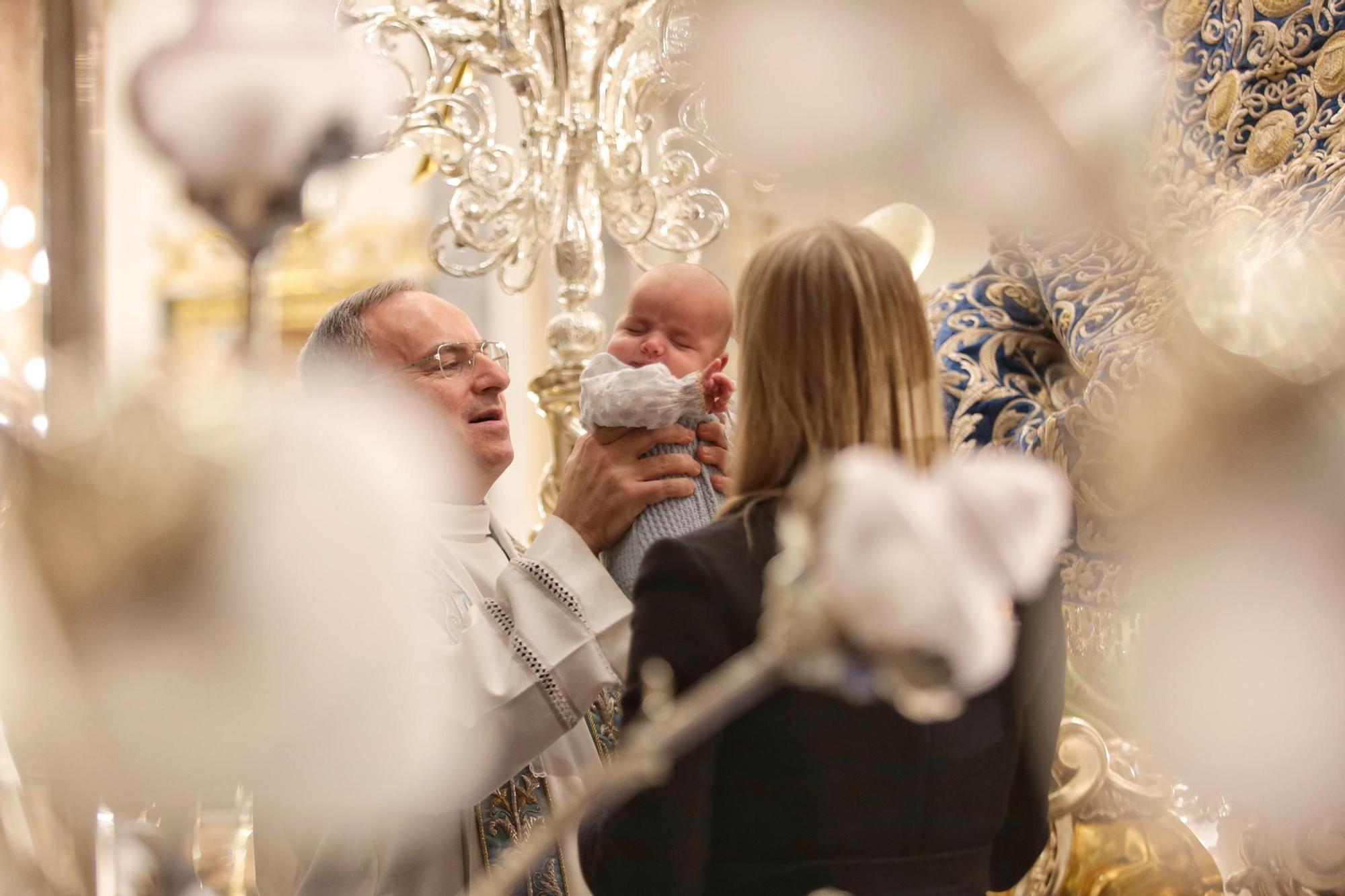 GALERÍA I Revive en imágenes el entrañable acto del paso por el manto de la Purísima en Vila-real