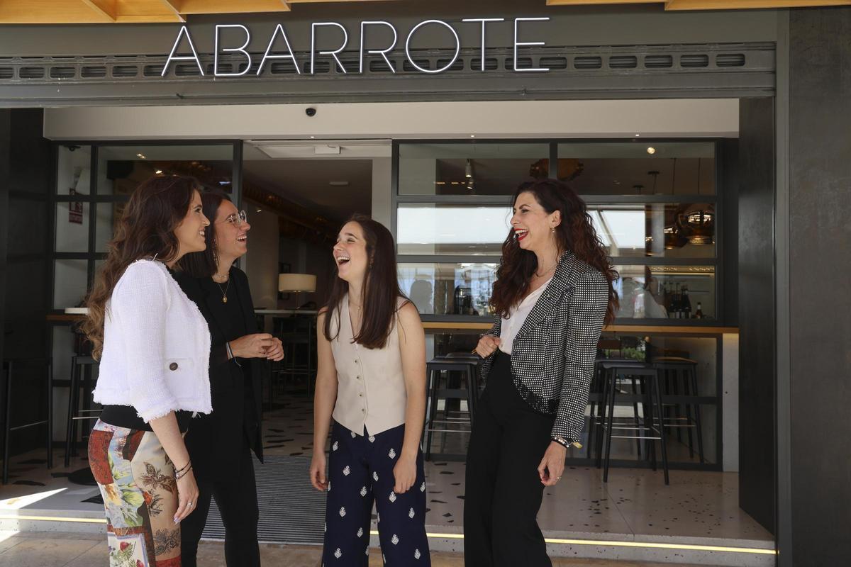 Natalia Pérez Prieto, Pilar Martínez, Silvia Carbonell Baños y Natalia Orts en el restaurante Abarrote de Alicante.