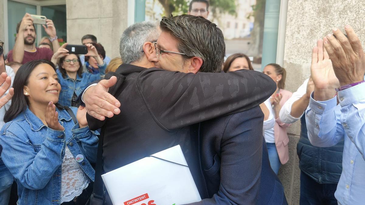 Vitorean a Jorge Rodríguez a su llegada al ayuntamiento y a la sede de la 'Vall ens uneix'