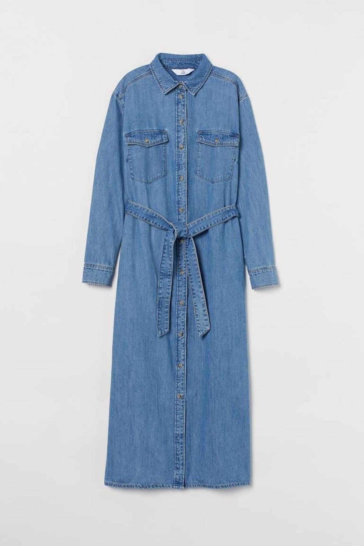 Vestido camisero en denim, de H&amp;M (29,99 euros)