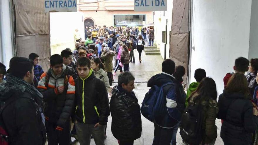 Cola que se formó ayer en la sala Lagares para conseguir los bocadillos.