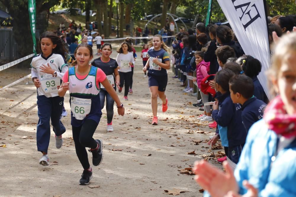 Más de 1.100 jóvenes atletas desafían a las bajas temperaturas para participar en la tradicional carrera de cross escolar.