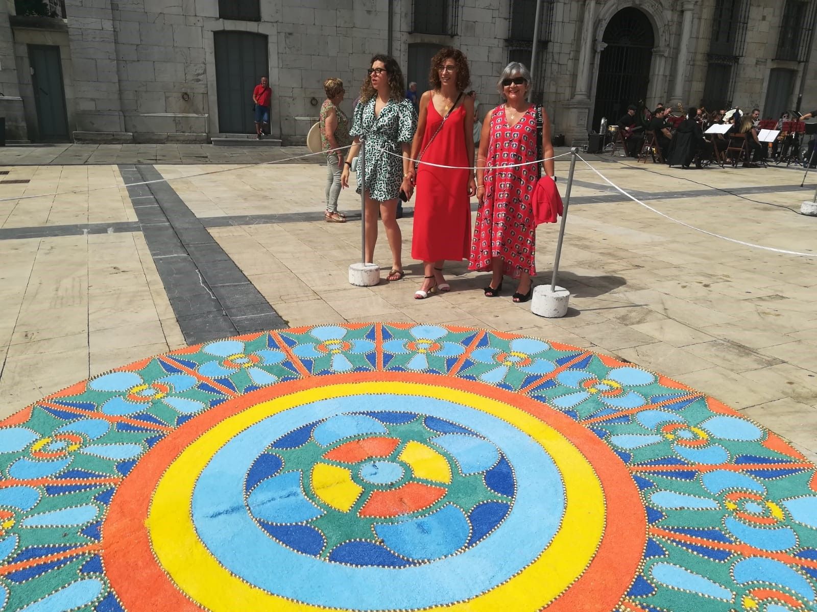 Pravia disfruta el Corpus y se llena de color con las alfombras ornamentales