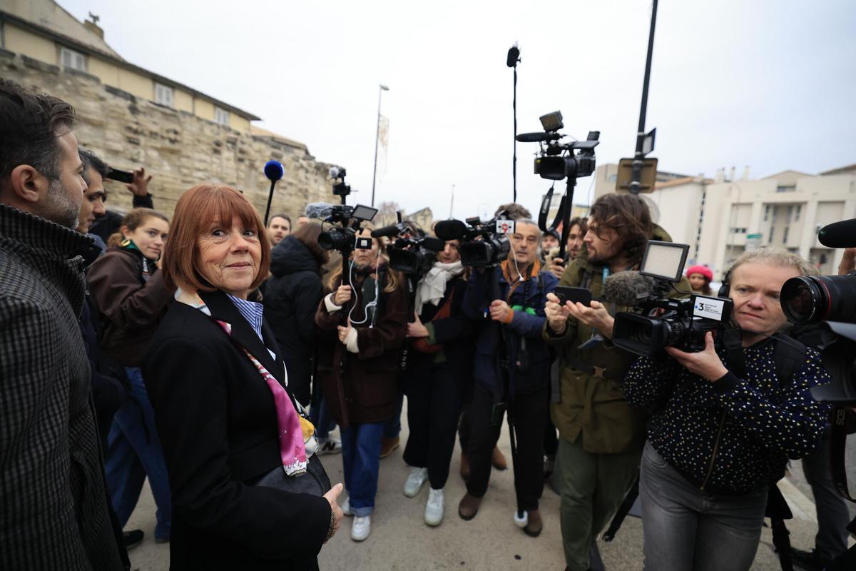 Avignon (France), 02/12/2024.- Gisele Pelicot (L), escorted by her lawyers Stephane Babonneau and Antoine Camus, arrive at the criminal court where her husband Dominique Pelicot is on trial in Avignon, South of France, 19 December 2024. Judges will hand down verdicts on 51 men in the mass rape trial in which Dominique Pelicot is accused of drugging and raping his then-wife, Gisele Pelicot as well as inviting dozens of men to rape her while she was unconscious at their home in Mazan, France, between 2011 and 2020. (Francia) EFE/EPA/GUILLAUME HORCAJUELO