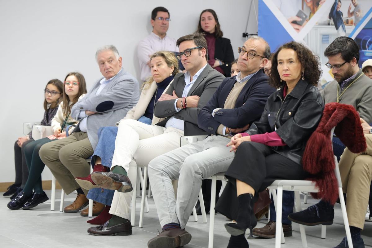 Autoridades durante la presentación de la guía, este sábado.