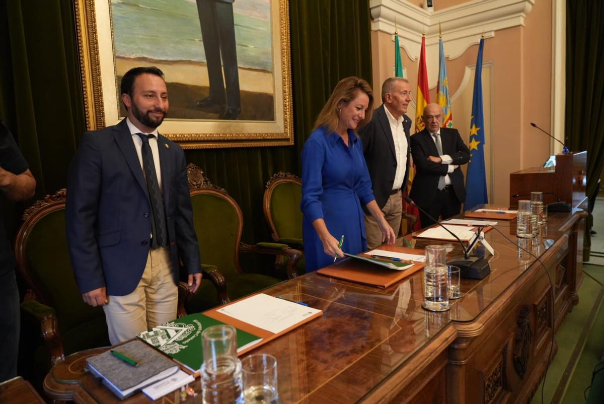 Toledo, Carrasco y Sales, antes del comienzo del pleno de este jueves.