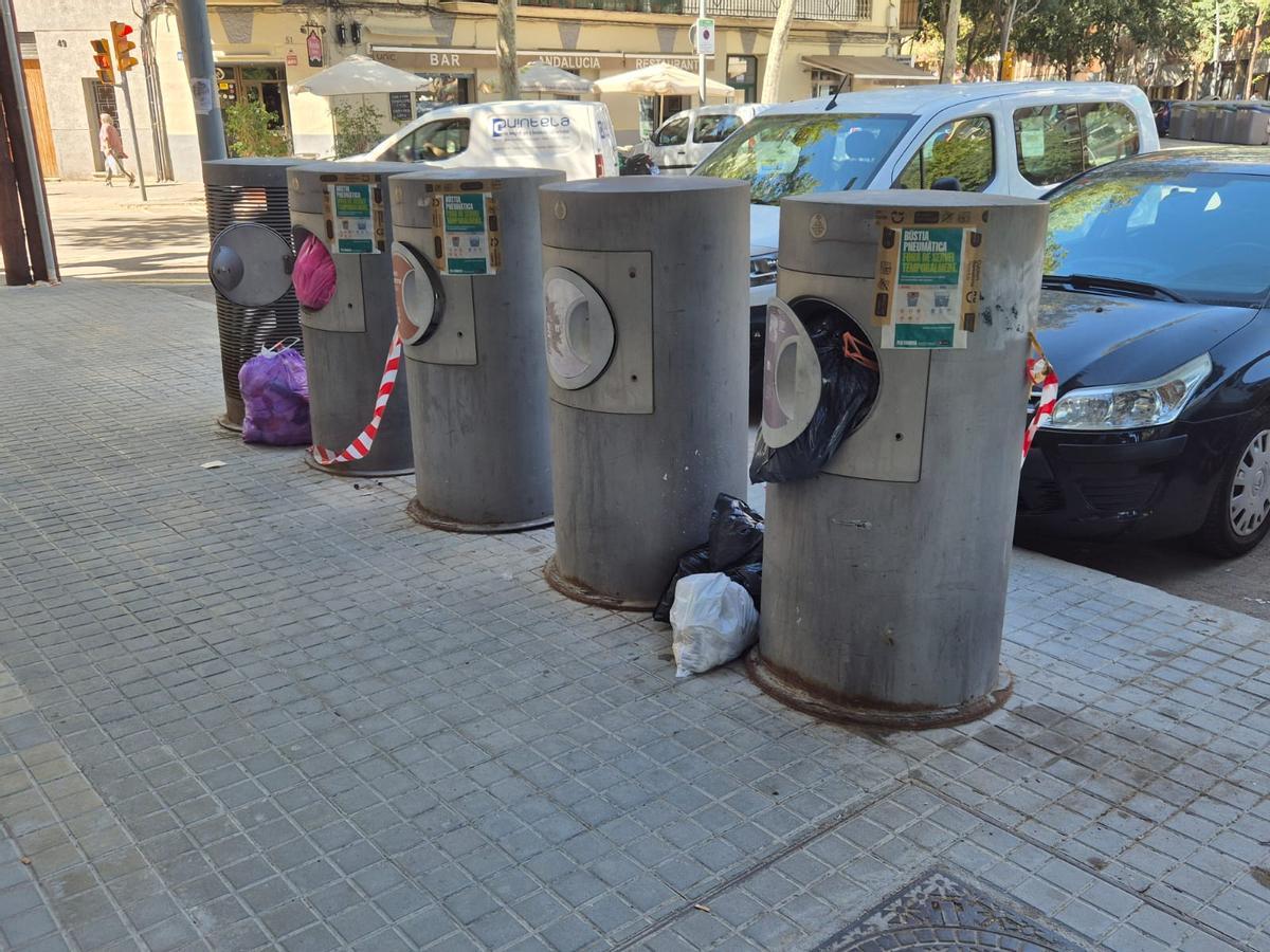 Buzones de recogida neumática desbordados en el cruce de la calle Espronceda con Ramon Turró, en Barcelona.