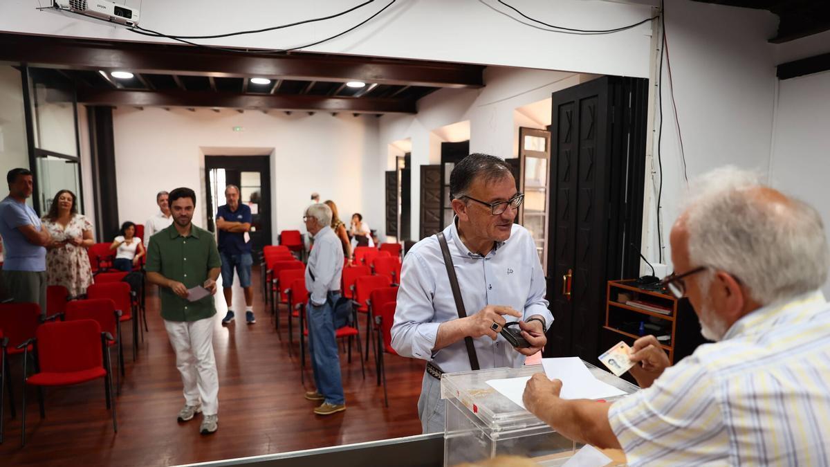 Un afiliado durante las votaciones.