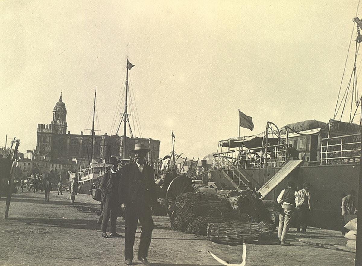 Una instantánea del Puerto de Málaga a comienzos del siglo XX, con la imponente Catedral detrás.