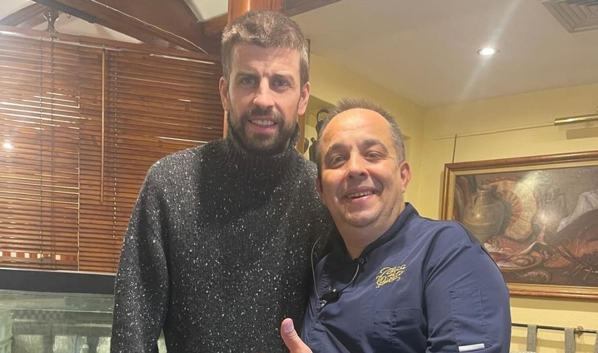 Gerard Piqué junto al propietario de la Tasca del Puerto.