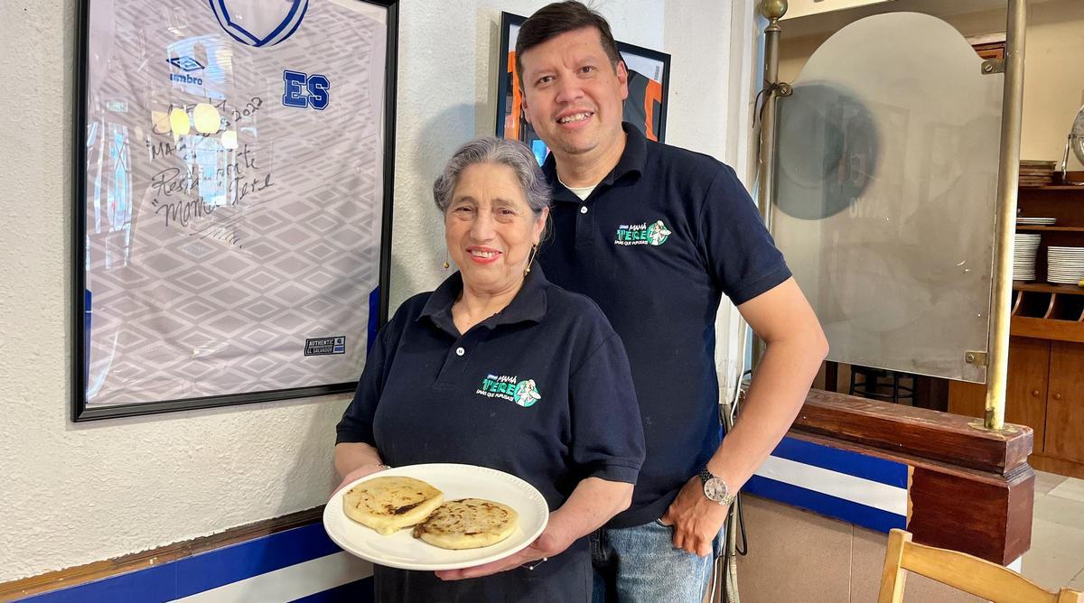 Roberto y Mamá Tere, mostrando las pupusas de su restaurante.