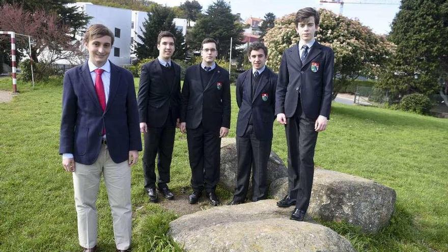 El profesor Pablo Rego con sus alumnos Pelayo Fernández de Mesa, Iván Castro, Javier González y Miguel Cardenal, en las instalaciones del colegio Peñarredonda.