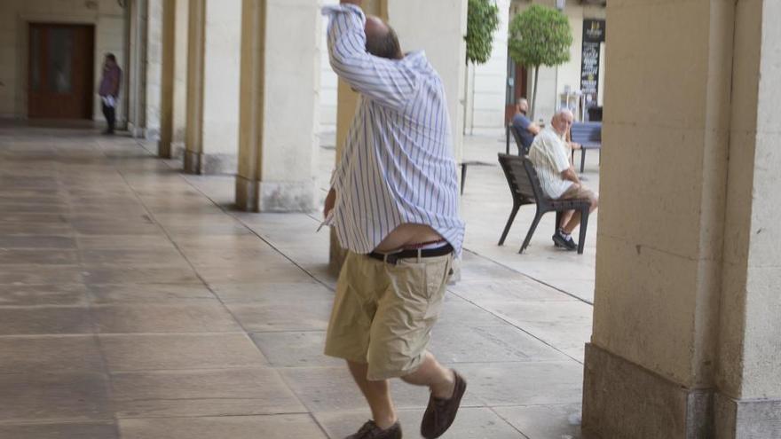 Quince minutos antes de las diez de la mañana, Miguel Ángel Redondo llegó a la Audiencia Provincial de Alicante. Lo hizo en camisa y pantalones cortos, intentando taparse la cara para no ser captado por el fotógrafo. Un acompañante le abrió la puerta para que accedieron al edificio sin detenerse ni un instante a la entrada. Dos horas y media después, Redondo abandonó la Audiencia por la puerta de atrás, la destinaba habitualmente a los presos que salen directos en furgón policial.